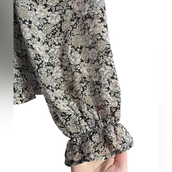 ASTR Floral Blouse Size M NWOT - Picture 3 of 7